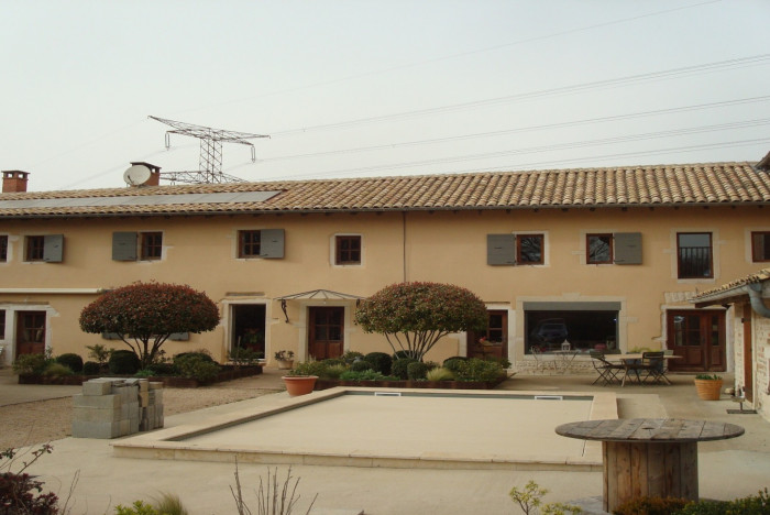 Façade sur une maison en pisé à Mogneneins - 01140