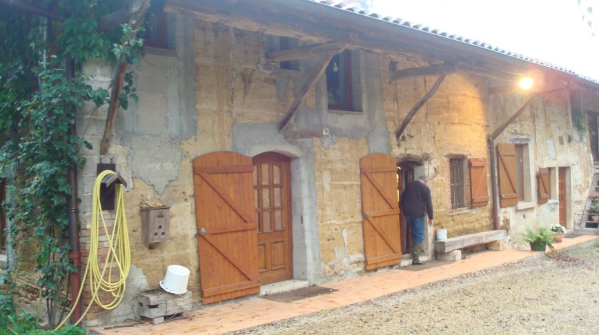 Façade sur une maison en pisé  à Mogneneins - 01140