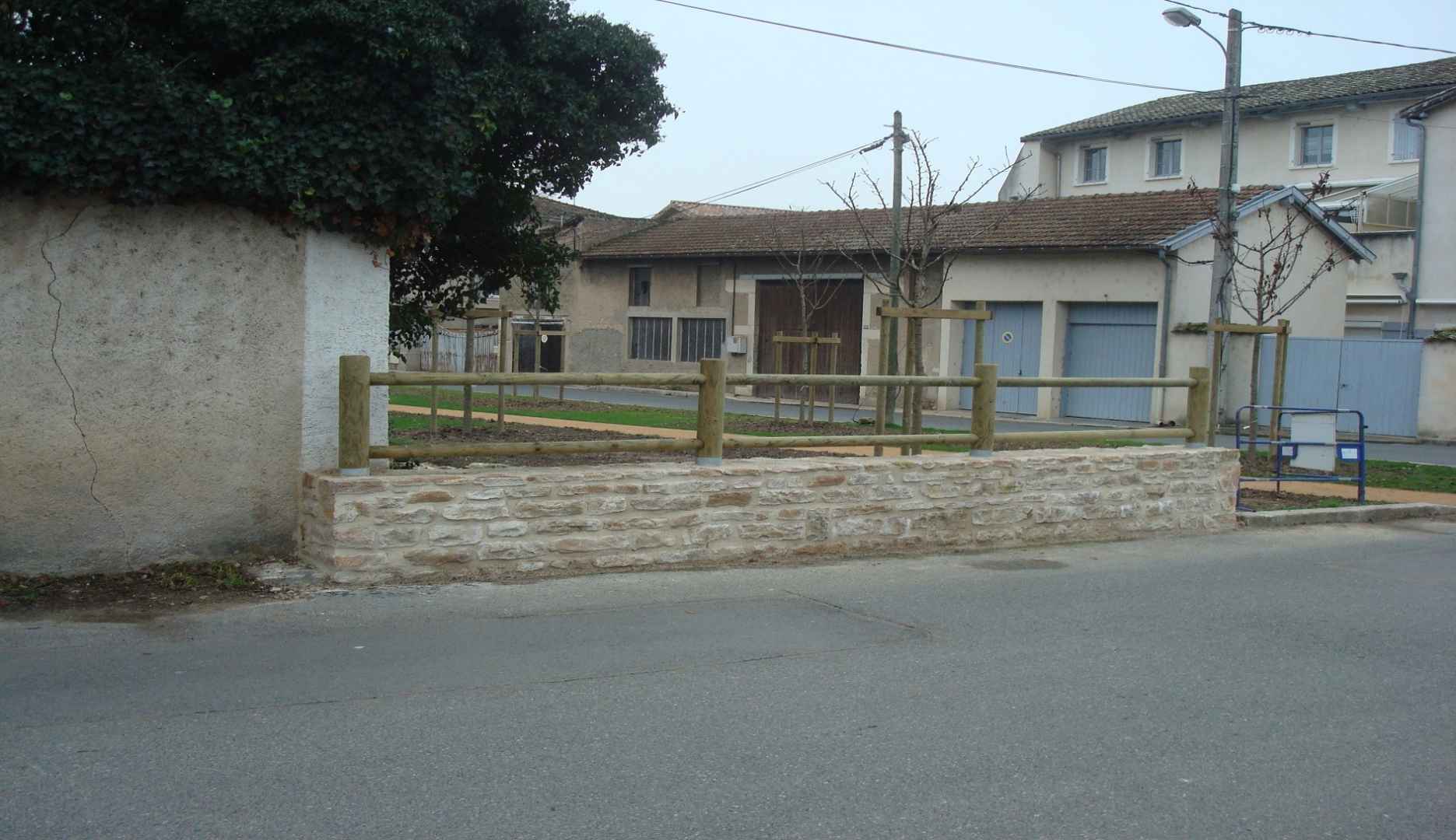 Réalisation de joints de pierres sur un muret à Thoissey.