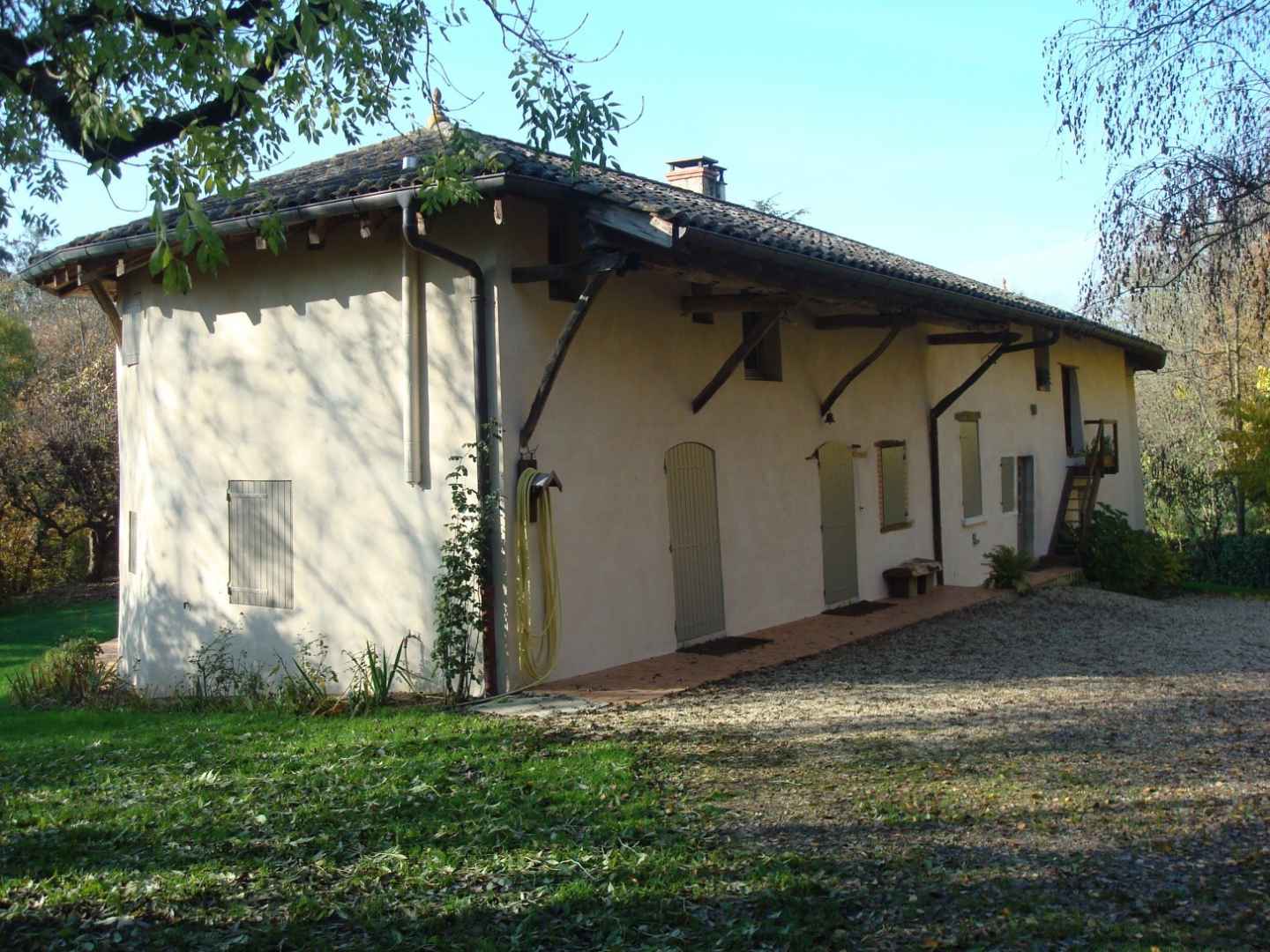 Façade sur une maison en pisé  à Mogneneins - 01140