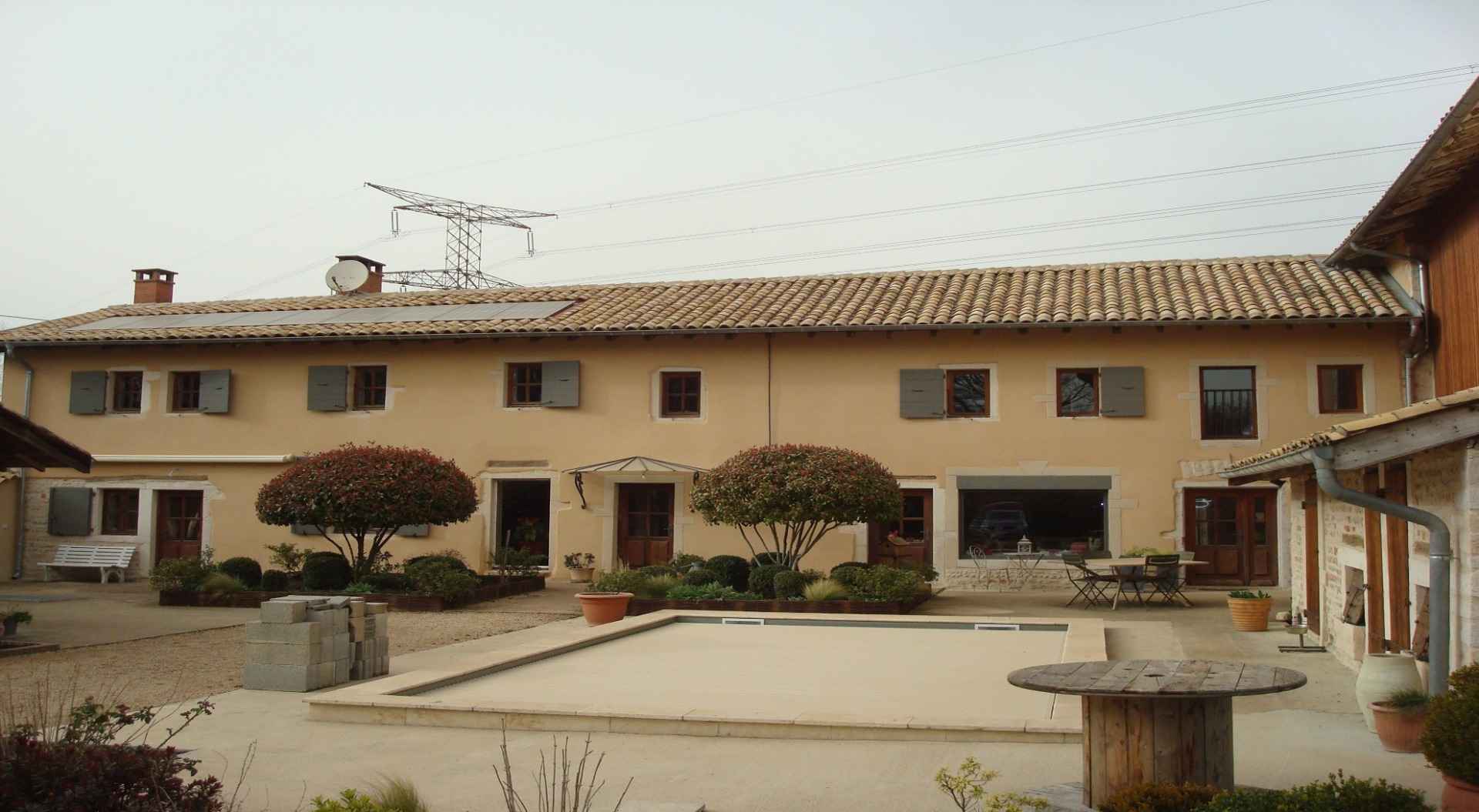 Façade sur une maison en pisé à Mogneneins - 01140