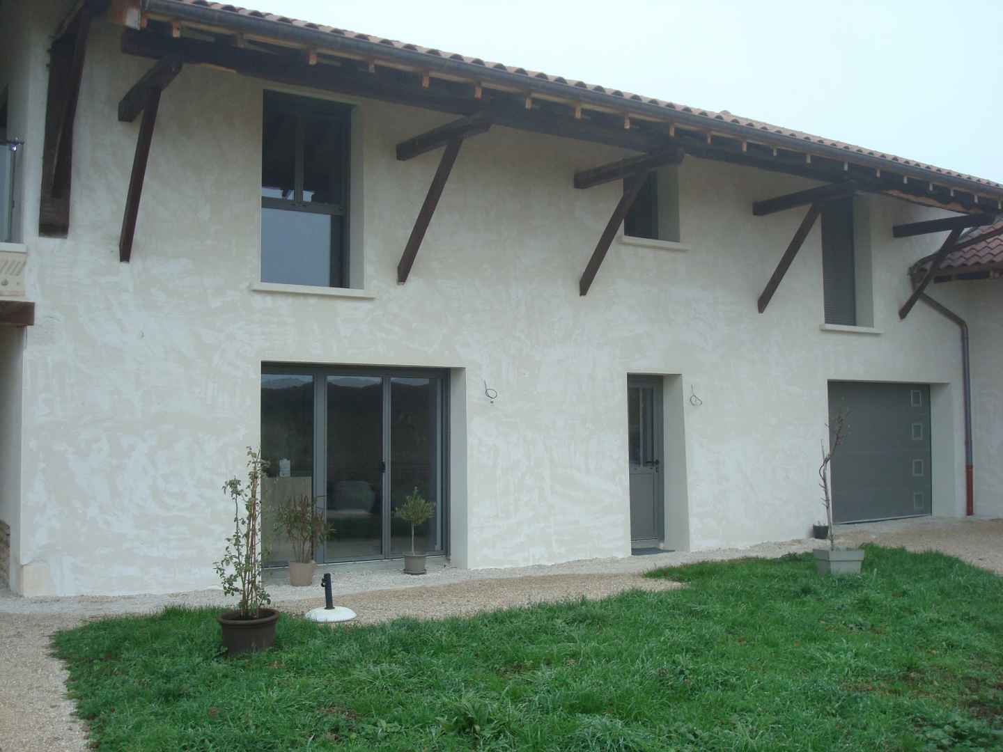 Réalisation d’un enduit finition type « dégrossi » sur une maison en pisé à Chaneins - 01990