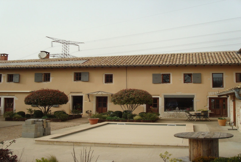 Façade sur une maison en pisé à Mogneneins - 01140