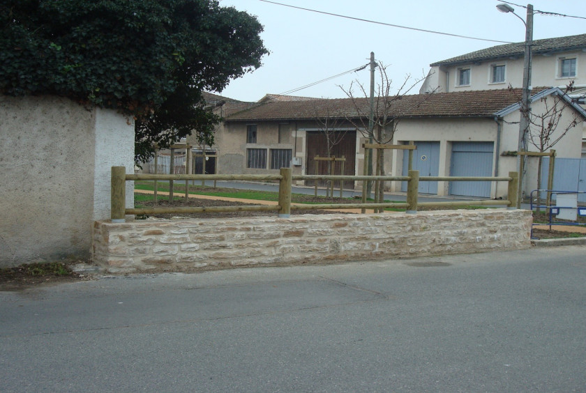 Réalisation de joints de pierres sur un muret à Thoissey.