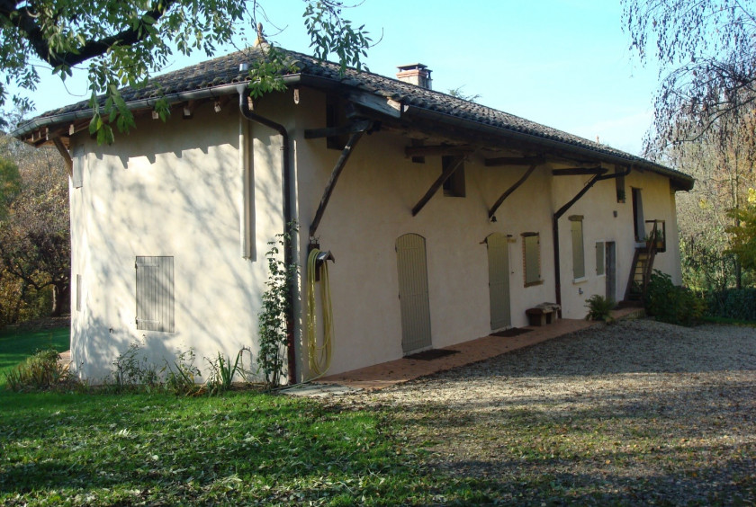 Façade sur une maison en pisé  à Mogneneins - 01140